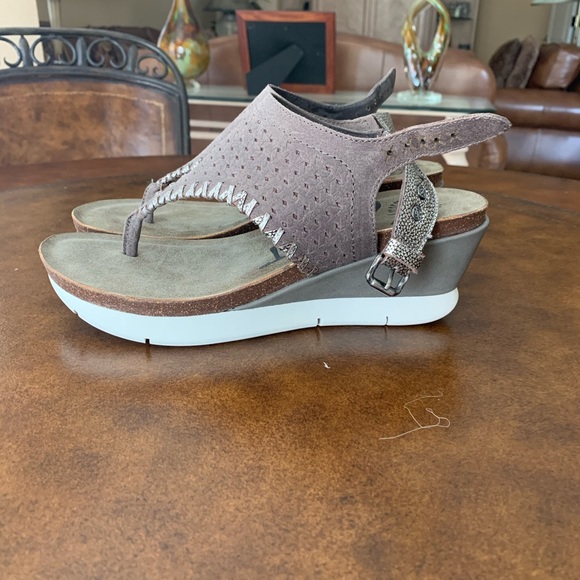 Shoes - Picture 3 of 6